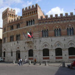 Angebracht an diesem neugotischen Bauwerk sind überall die Wappen der Aldobrandeschi (Greifvogel). Grosseto 14_Palazzo Comunale