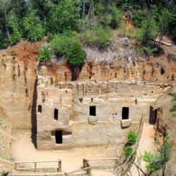 Necropoli delle grotte, in una cava di panchina (Populonia)